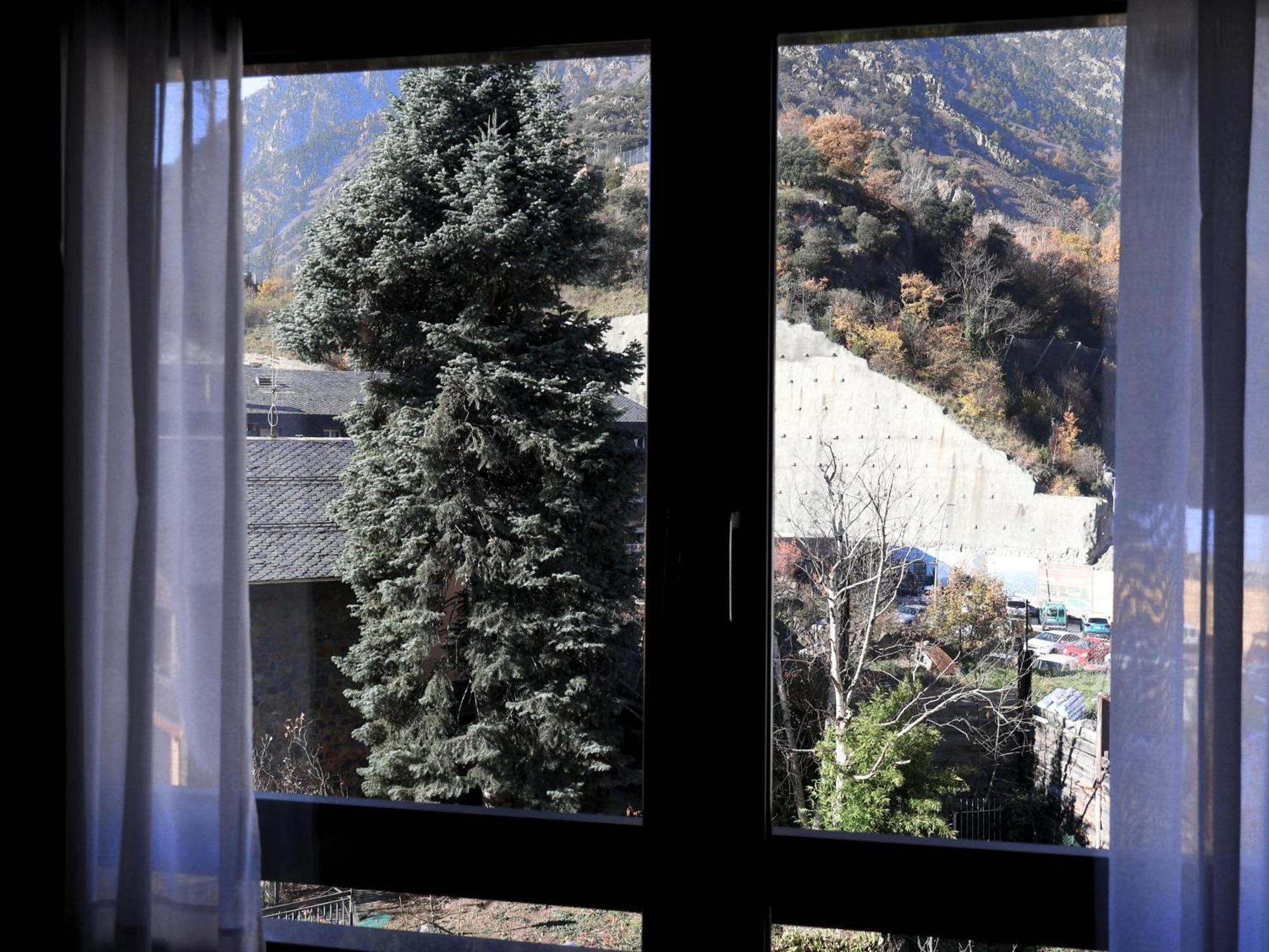 Aparthotel El Serch Andorra la Vella Exterior photo